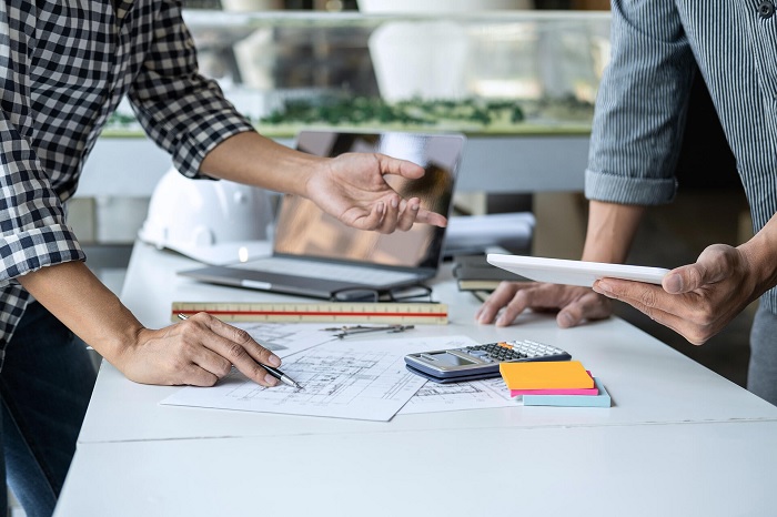 How can a customs broker support you in car import?